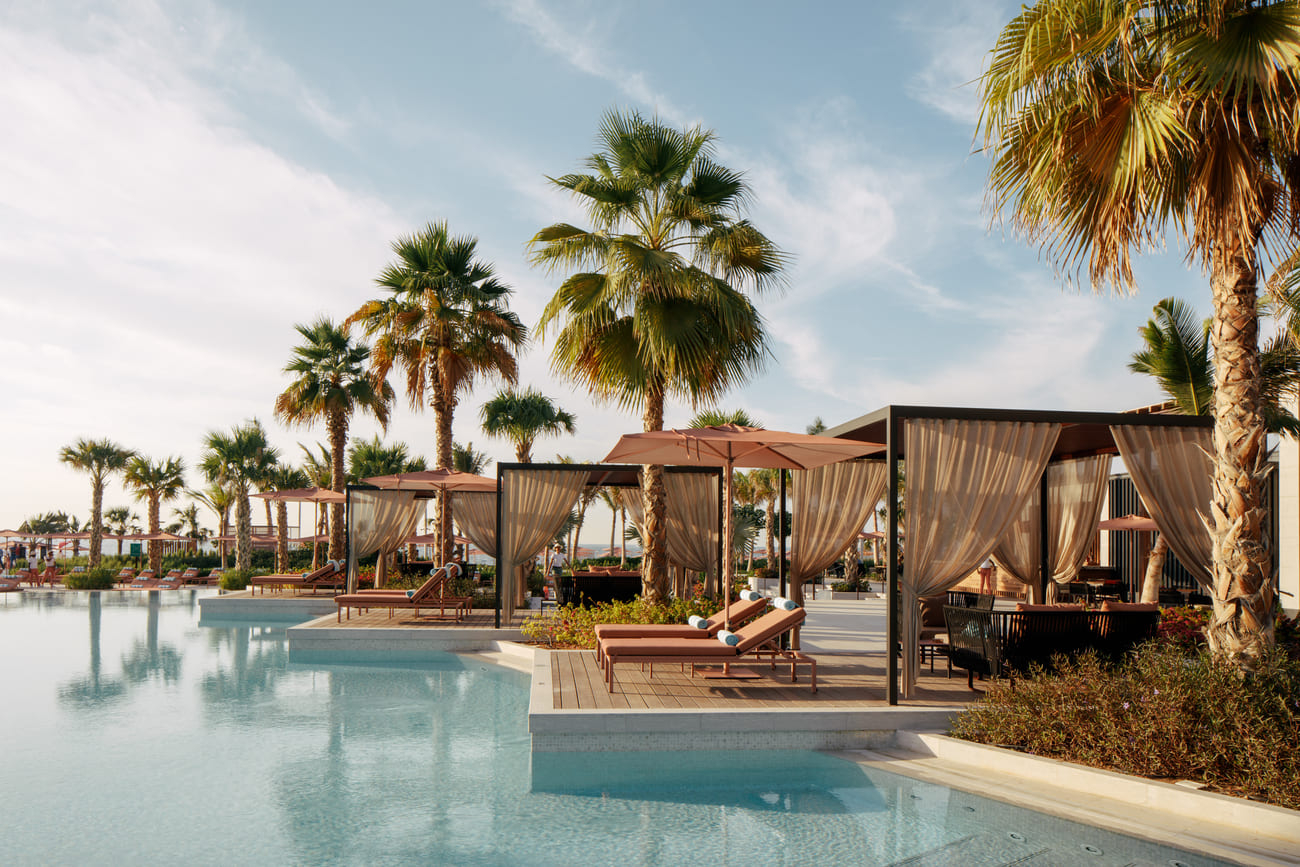 Отель и пляж Caesars Palace Dubai