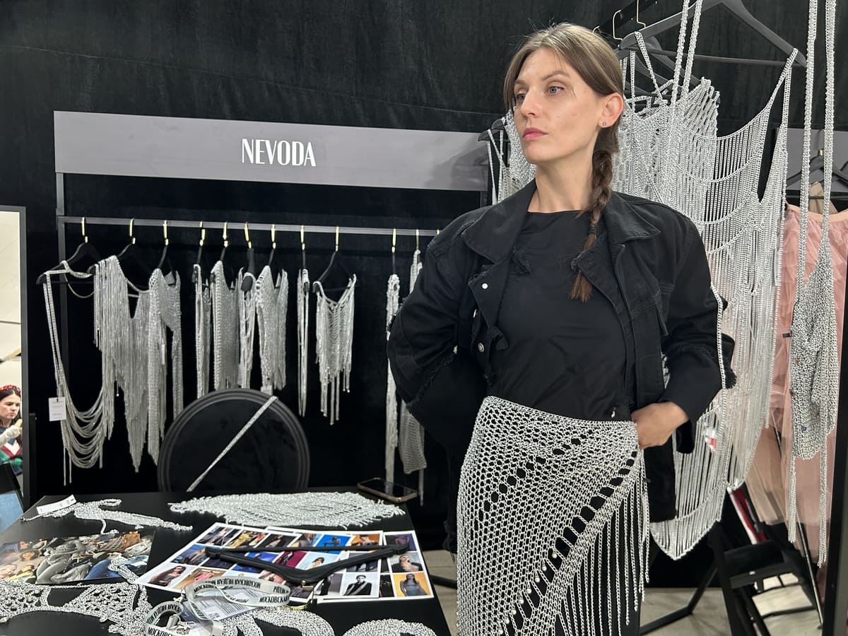 Nevoda_дизайнер со своей работой