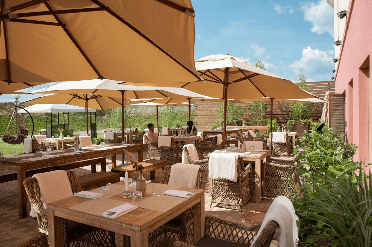 Летняя веранда Vesna в Novaya Riga Outlet Village