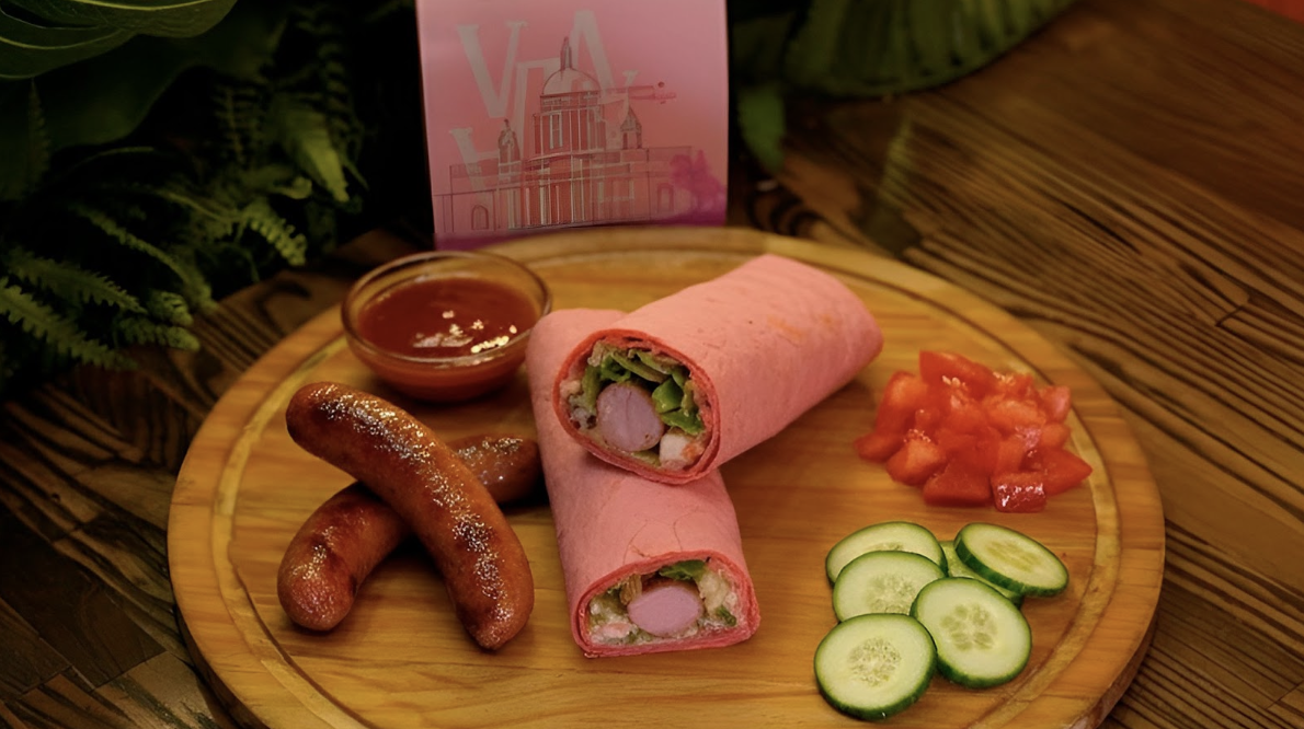 ​ Розовая шаверма с сосиской от сети ресторанов VЛАVАШЕ и Telegram-канала «Сосисочная»   ​