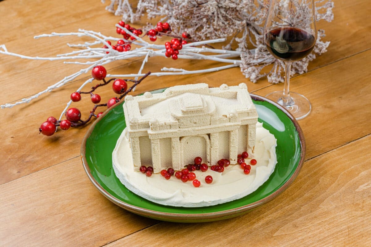 Десерт «Арка ВДНХ» в ресторане «Домик в саду»