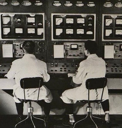 Сотрудники ЛОЭП «Светлана» у стенда для испытания генераторных ламп. 1969 год.