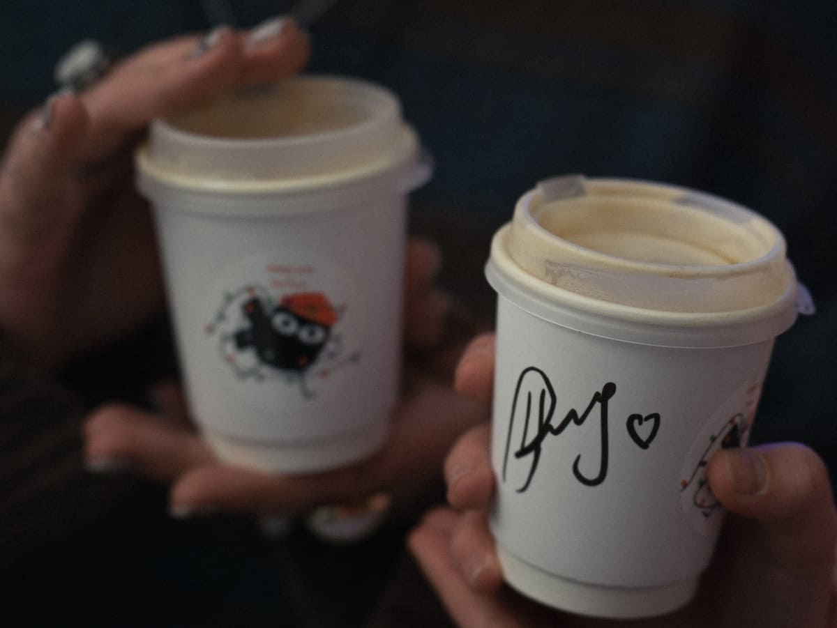 В кофейнях Cosmic latte запустили коллаборацию с Димой Позовым