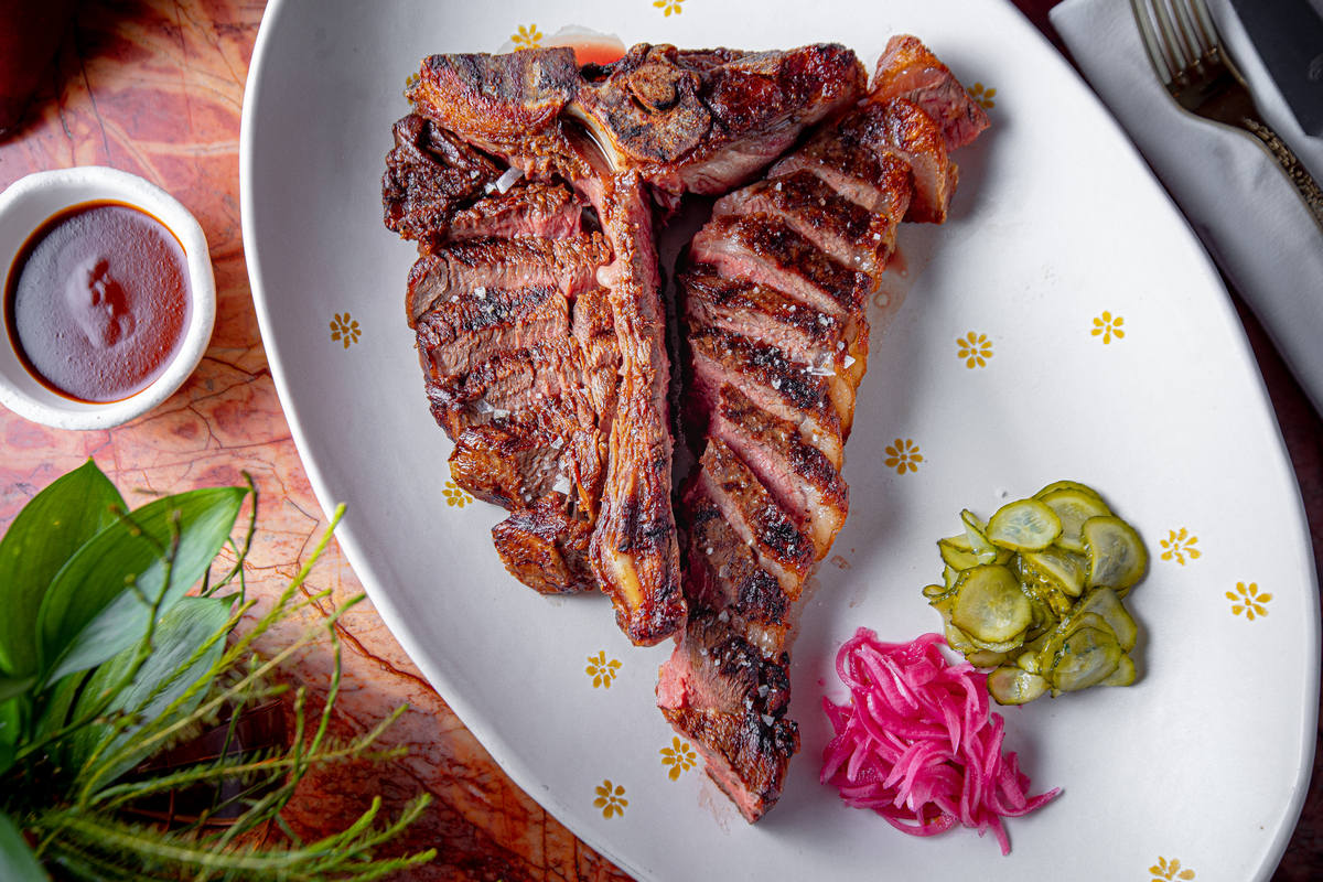 Стейки по себестоимости в ресторане PHANTOM