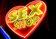 Продавщица секс-шопа была прикована наручниками к витрине