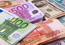 Доллар и евро подорожали на шесть рублей в начале торгов на Мосбирже