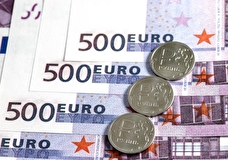 Курс евро на Мосбирже впервые с мая 2015 года снизился до 57 рублей