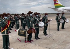 Лукашенко в Зимбабве проводил почетный караул с козлом