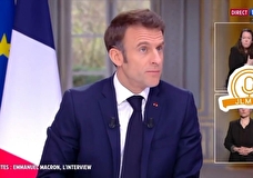 Макрон снял часы в прямом эфире и вызвал возмущение французских политиков
