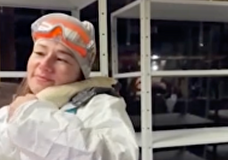 Видео с обнимающим волонтера лебедем из Анапы тронуло пользователей соцсетей
