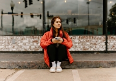 Зумеры и миллениалы. Как меняется спрос на моду и сервис у разных поколений