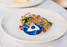 Сахалинский гребешок с черной икрой, новый проект Аркадия Новикова в Москве и фестиваль скандинавской кухни. Гастроновости недели