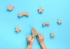 Чем занять малыша дома зимой: 5 видов активностей, которые спасают родителей