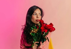 16 идей для подарков к 8 Марта: от люксовой косметики до жостовского кубика Рубика