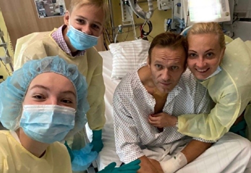 Алексей Навальный опубликовал первую после отравления фотографию в Instagram