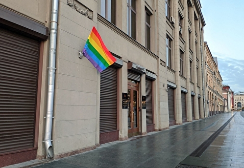 Pussy Riot вывесили радужные флаги на зданиях администрации президента и ФСБ