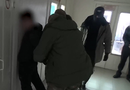 ФСБ распространила видео с задержанием и допросом неонациста, готовившего теракт в РФ