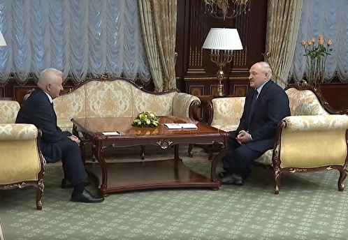 Лукашенко: Запад нагнетает истерию вокруг слухов о войне на Украине
