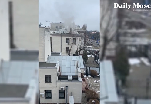 В Киеве заметили дым, поднимающийся над крышей российского посольства
