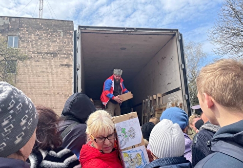 Жителям Ясиноватой раздали гуманитарную помощь из Подмосковья