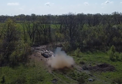 Минобороны показало, как танкисты уничтожают украинские огневые точки в ЛНР