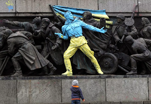 Песков назвал вакханалией ситуацию с осквернениями российских памятников за рубежом