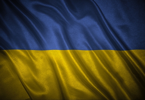 Певица Билли Айлиш поцеловала украинский флаг во время выступления 