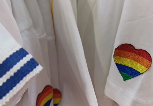 В популярной сети магазинов одежды нашли футболки с «радужными» сердцами