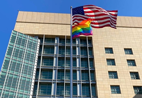В поддержку ЛГБТ-сообщества на здании посольства США в Москве вывешен радужный флаг