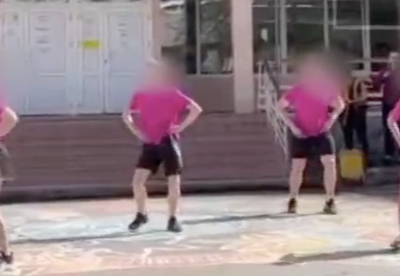 В Екатеринбурге завуча наказали на скандальный танец выпускников