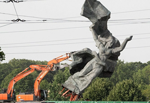Россия примет асимметричные меры в ответ на снос памятников в Прибалтике