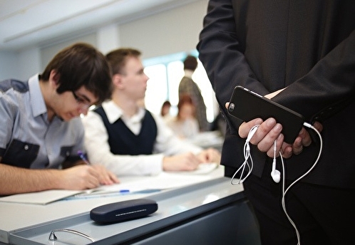 Использование мобильных телефонов на уроках в школах в РФ теперь запрещено