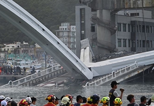 В Тайване обрушился автомобильный мост