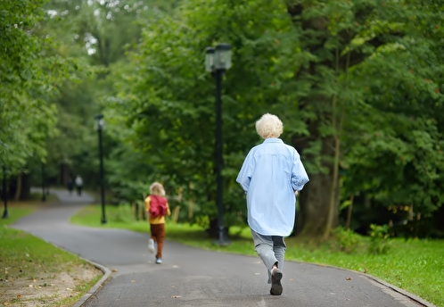 В Мурманске пенсионерка стала звездой соцсетей, пробежав марафон с молодежью