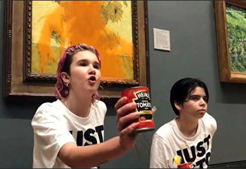 В Лондоне экоактивистки облили томатным супом картину Ван Гога «Подсолнухи»