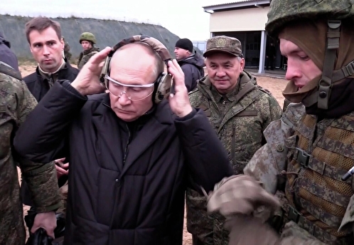 Песков: Путин часто брал в руки оружие, это нормальная практика