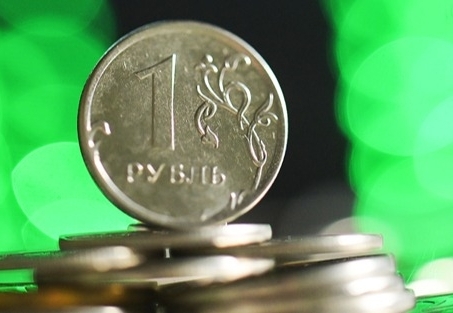 Искусственное ослабление курса рубля приведет к валютизации экономики РФ
