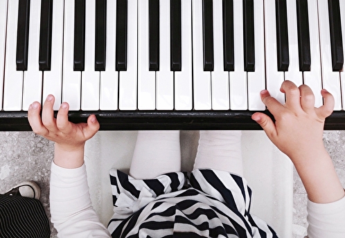 Исполнение любимых песен ребенка на фортепиано может увлечь его игрой на инструменте