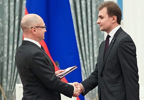 Кириенко вручил паспорта РФ победителям конкурса «Лидеры России»