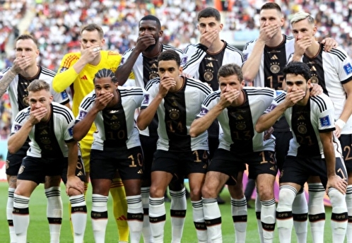 Игроки сборной ФРГ закрыли рты руками перед матчем с Японией