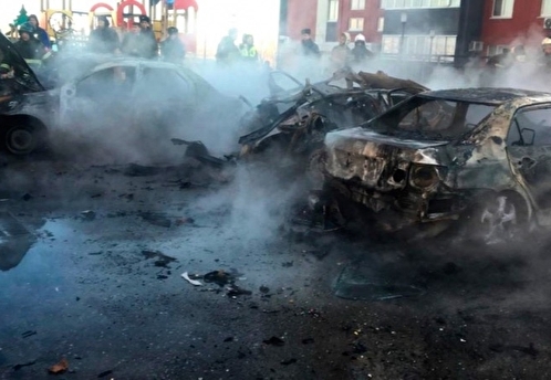 В Волгограде на парковке у жилого дома из-за взрыва сгорели четыре машины