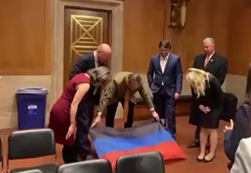 Члены украинской делегации в конгрессе США вытерли обувь о флаг ДНР
