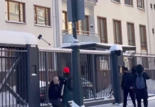Неизвестные в масках закидали посольство Финляндии в Москве кувалдами