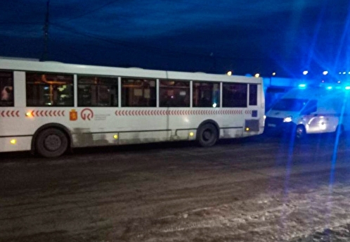 В Красноярске водитель автобуса не заметил зажатую дверьми пенсионерку: пассажирка погибла