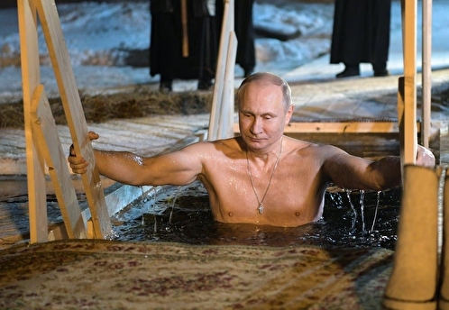 Путин по традиции окунулся на Крещение в прорубь в Подмосковье