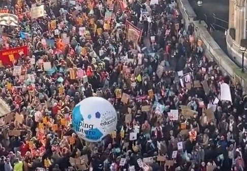 Участники крупнейшей за десятилетие забастовки в Британии начали марш в центре Лондона