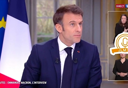 Макрон снял часы в прямом эфире и вызвал возмущение французских политиков