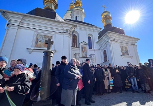 Верующие УПЦ заблокировали работу комиссии, приехавшей в Киево-Печерскую лавру