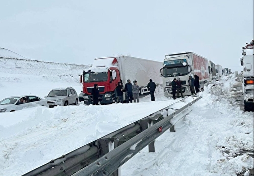 МЧС: в снежном заторе в Ростовской области остается больше тысячи автомобилей