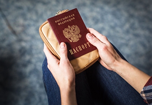 Российские паспорта могут начать выдавать за границей